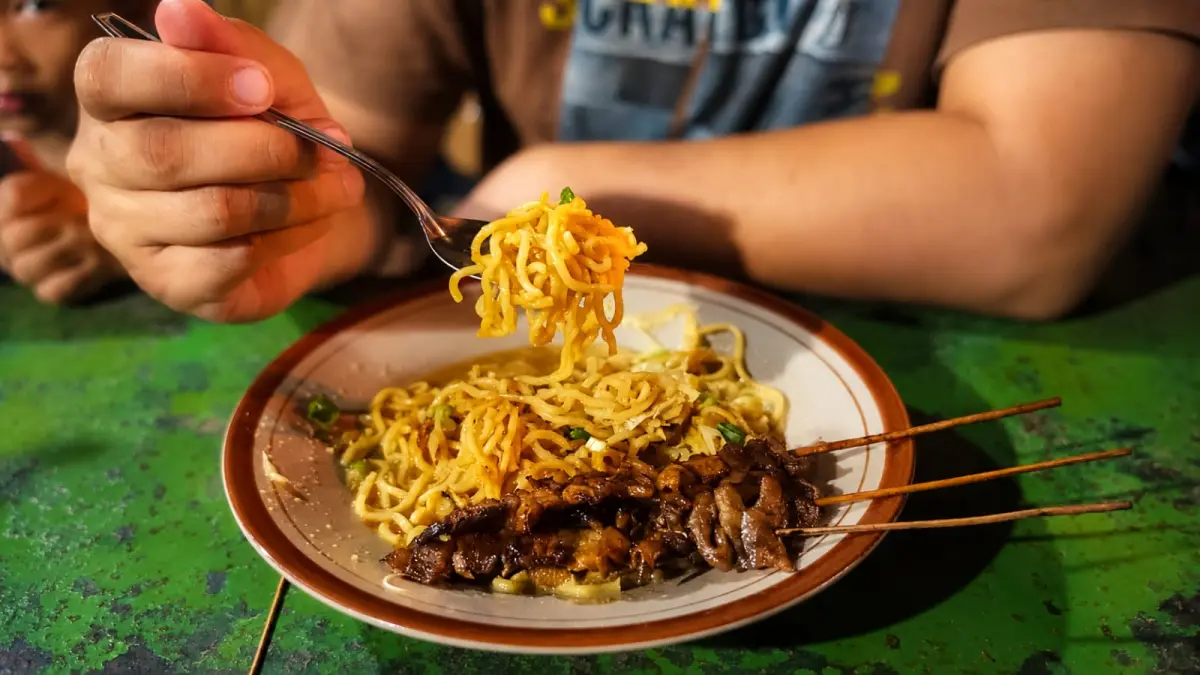 CITA RASA: Menikmati mie Tek Tek Godong yang melegenda. (INTAN MAYLANI/RADARPATI)