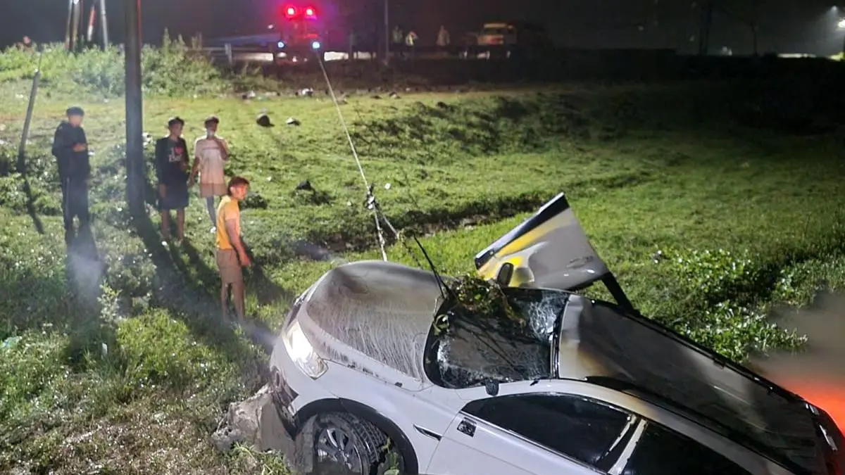 EVAKUASI: Kendaraan Chevrolet yang jatuh di saluran irigasi Klampok, Godong, Grobogan saat dievakuasi Tim gabungan,