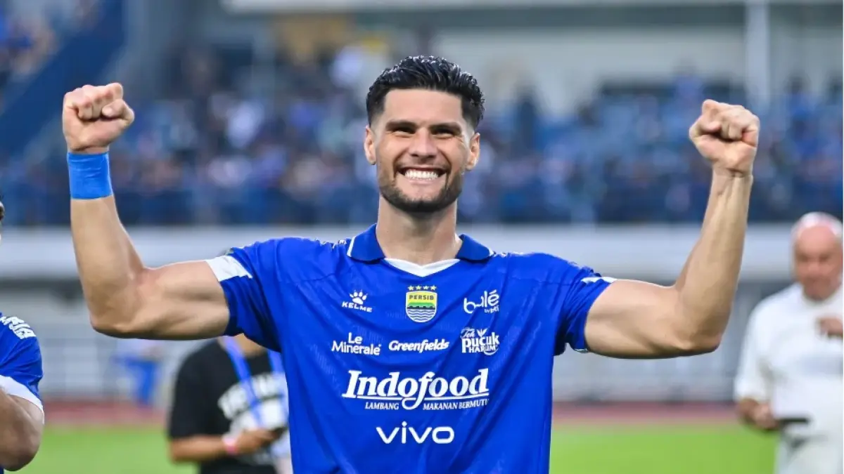 Julio Cesar, bek Persib Bandung, mencetak gol penentu kemenangan atas PSM Makassar di menit akhir.