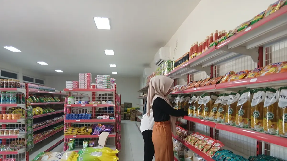 BERSIAP: Para karyawan di KDMP Desa Purwosari Kecamatan Kota Blora saat menata barang. (EKO SANTOSO/RADAR PATI)