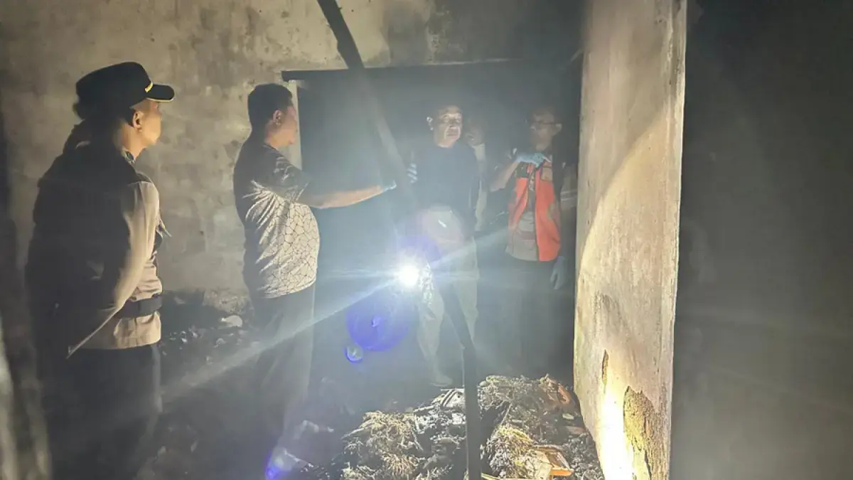 Kebakaran hingga mengakibatkan korban meninggal dunia di RT 10/2, Desa Getaspejaten, Kecamatan Jati, Kudus. 