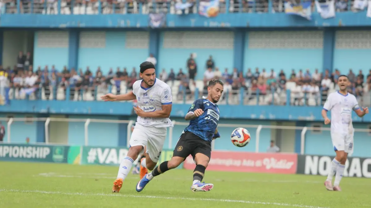 LEPAS SAHAM: Persiku saat menghadapi laga di Liga 2 Championship.