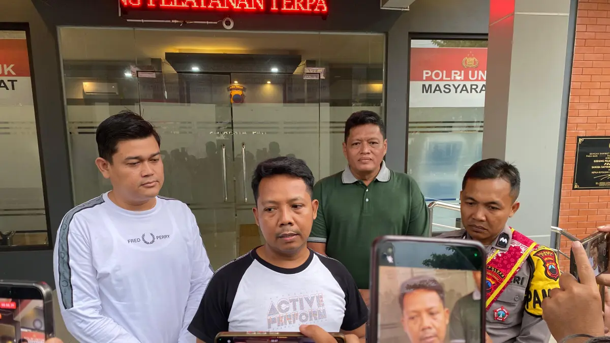 Polisi memberi keterangan terkait tersangka pencabulan Ashari Pati yang dipindah ke Polda Jateng. (ANDRE F/RADAR PATI)