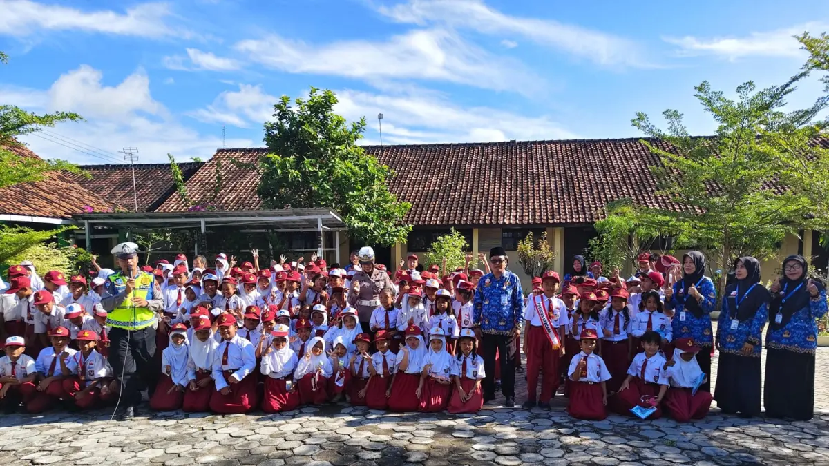 SOSIALISASI: Satlantas Polres Grobogan saat mensosialisasi terkait larangan sepeda listrik ke sekolah. (INTAN MAYLANI/RADARPATI)