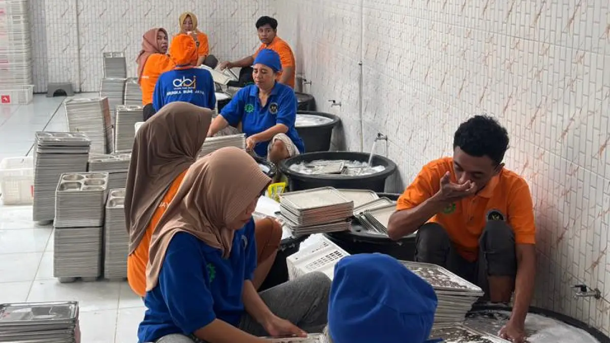 
JAGA HIGIENITAS: Pekerja dapur MBG melakukan pembersihan tempat makan untuk menjaga higinietas untuk distribusi makanan. (DLH RBG/RADAR PATI)