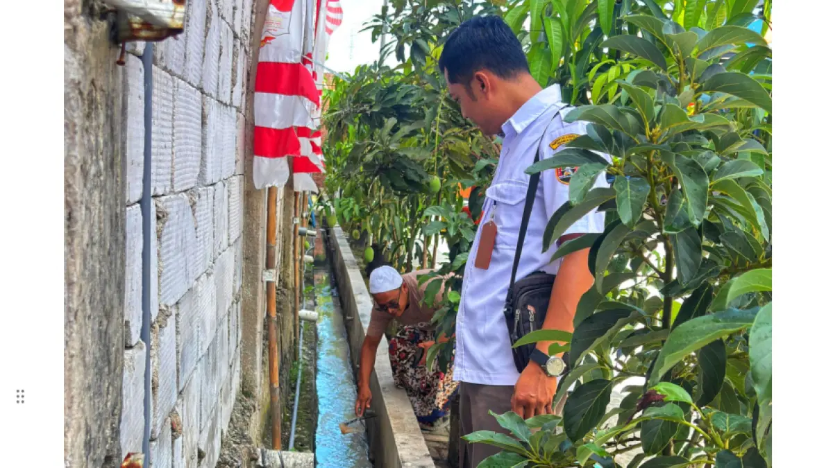 
PENDAMPINGAN: Petugas DLH Rembang melakukan pendampingan di SPPG Padaran, Rembang terkait IPAL. (DLH RBG UNTUK RADAR PATI)