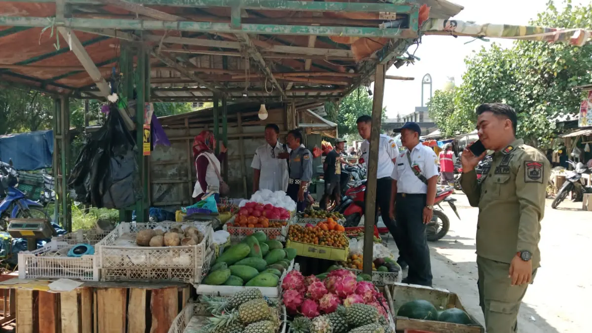 PERINGATAN: Petugas gabungan saat melakukan peringatan sebelum melakukan pembongkaran.