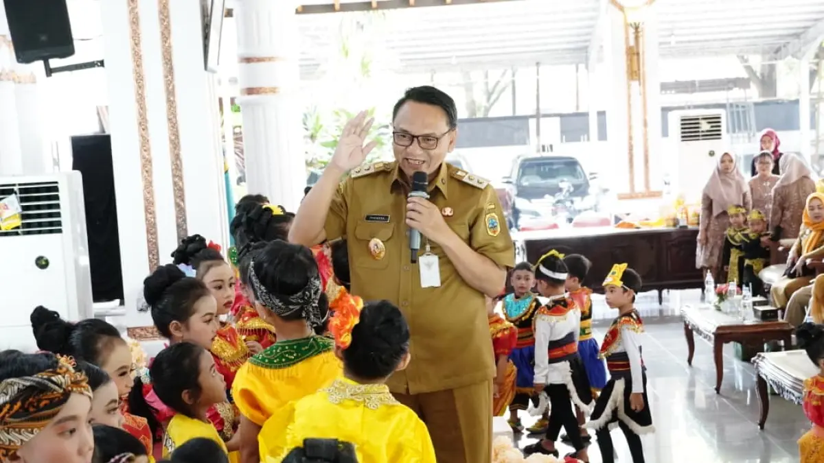 
Plt Bupati Pati Risma Ardhi Chandra menyambut anak – anak yang sedang menggelar pentas seni di pendapa setempat. (HUMAS PATI UNTUK RADAR PATI)
