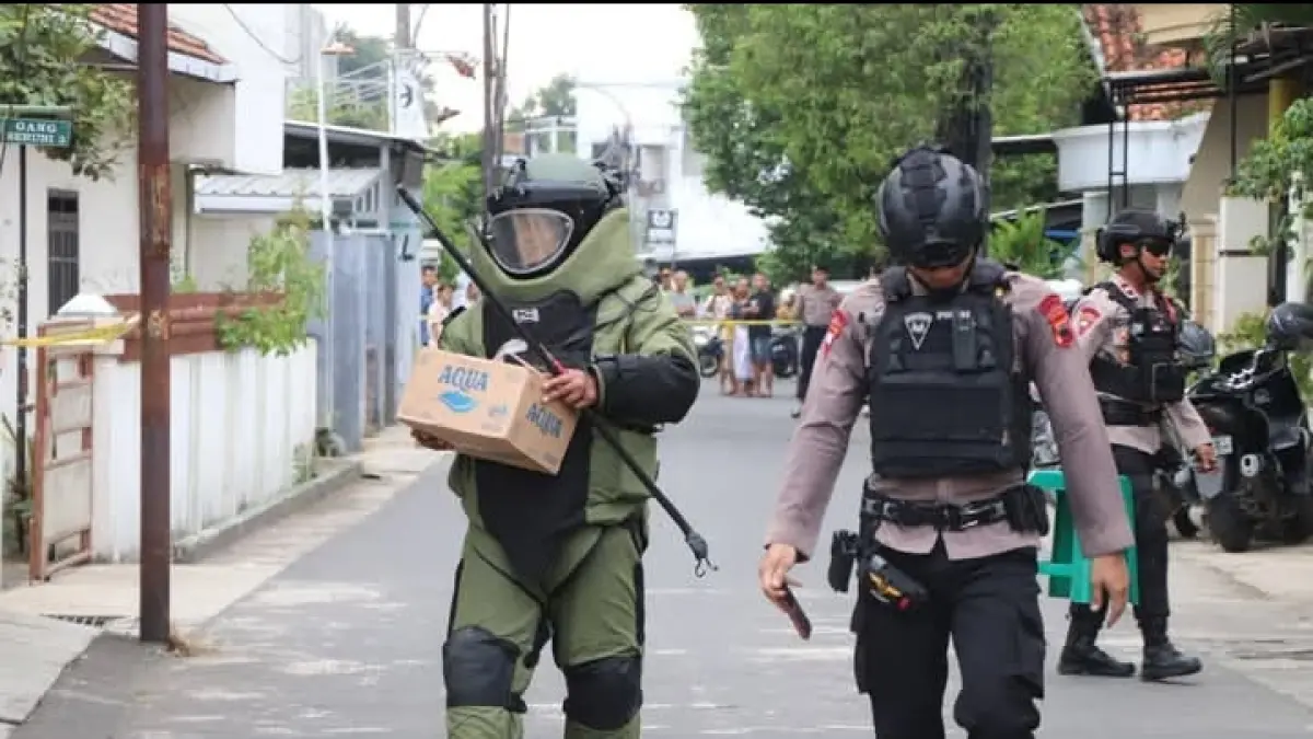 Tim gegana Polres Kudus menjinakkan paket diduga berisi bom. (istimewa) 