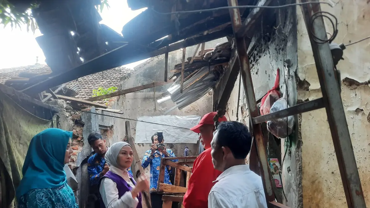 
BERI BANTUAN: Ketua TP Posyandu Kudus Endhah Endhayani saat melihat langsung kondisi rumah atap yang sudah roboh milik Indro warga Desa Mlati Lor kemarin. (INDAH SUSANTI/RADAR PATI)