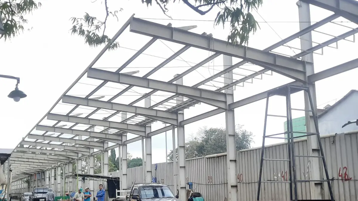 
BERMASALAH: Kanopi area timur Pasar Bitingan Kudus tak jadi dibongkar. (INDAH SUSANTI/RADAR PATI)
