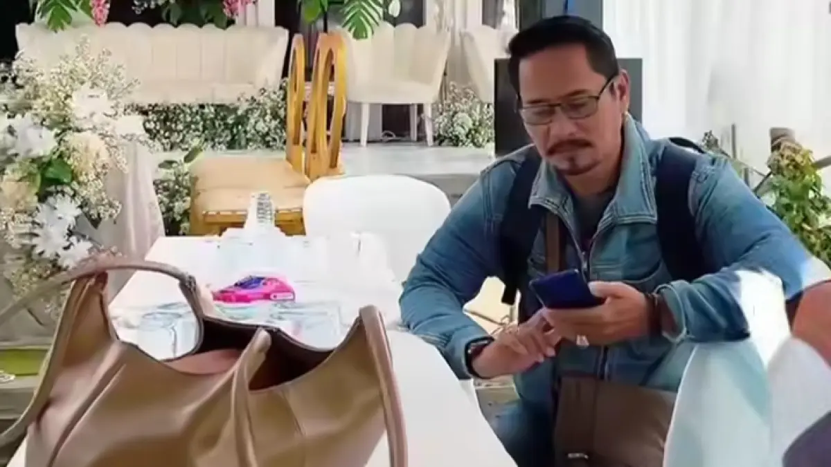 KOSONG: Pengantin meninggalkan kursi pernikahan di Desa Tanjungsari, Tlogowungu. (TANGKAPAN LAYAR MEDSOS)