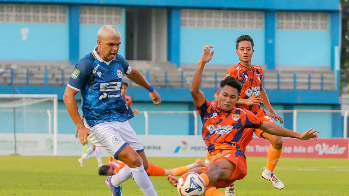 Penyerang Persiku Kudus Igor Costa berduel dengan pemain tim lawan. (GALIH ERLAMBANG/ RADAR PAT)