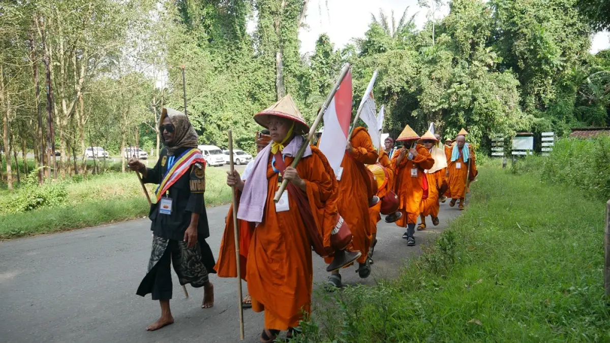 PESAN DAMAI: Bhikku jalani thudong dan walk for peace 2026 berjalan dari Jepara ke Klaten. (FIKRI T/RADAR PATI) 
