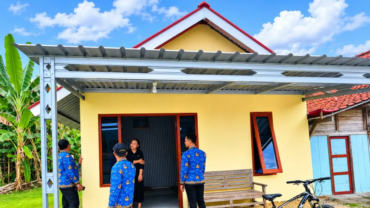 PROGRES: Petugas saat mengecek progres renovasi RTLH di wilayah Kabupaten Grobogan.
