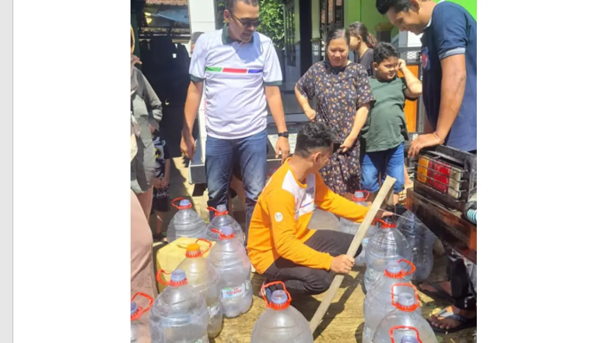TERJAMIN: BPBD Kudus menyuplai kebutuhan air bersih di Desa Menawan, Gebog, Kudus, yang sebelumnya saluran airnya rusak karena tertimpa tanah longsor.  (BPBD KUDUS UNTUK RADAR PATI)
