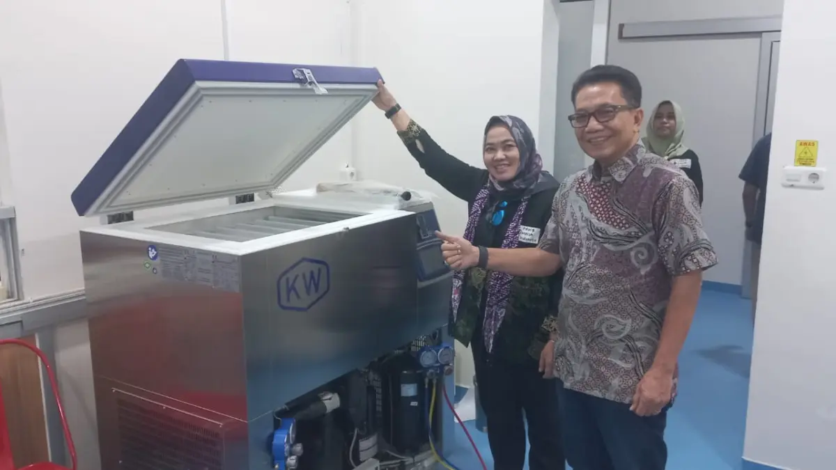 
MELIHAT ALAT: General Manager Community Development PT Djarum Achmad Budiarto (tengah) meninjau alat medis yang disalurkan pada PMI. (INDAH SUSANTI/RADAR PAT)
