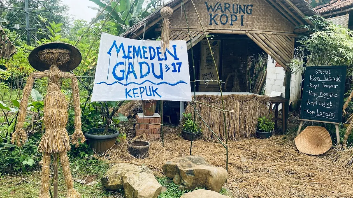 MERIAH: Sejumlah warga tengah menyiapkan memeden gadhu, yang akan diarak dan dipajang di depan rumah. (PANITIA MEMEDEN GADHU UNTUK RADAR PATI)