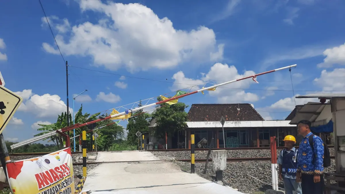 PERLINTASAN SEBIDANG: Perlintasan sebidang yang ada di Desa Tambirejo Kecamatan Toroh. (INTAN MAYLANI SABRINA/RADAR KUDUS)