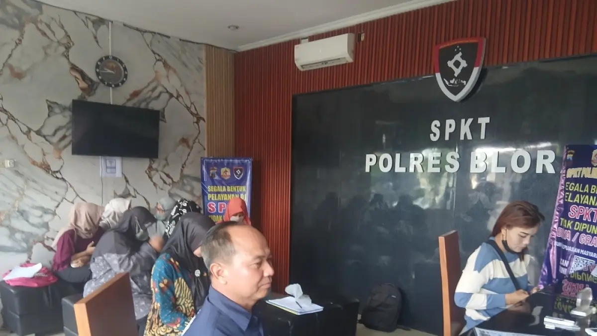 
PROSES HUKUM: Para nasabah BMT BUS saat laporan di SPKT Polres Blora. (EKO SANTOSO/RADAR PATI)
