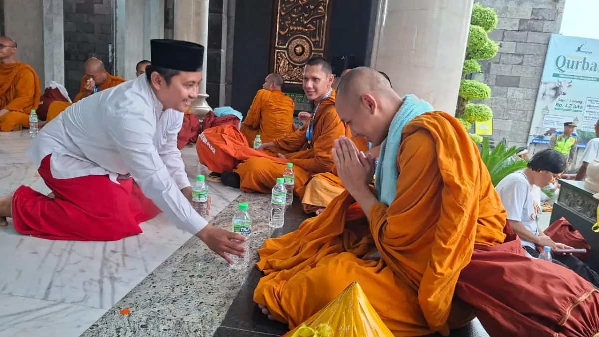
TOLERANSI KENTAL: Pengurus Masjid Baitush Shomad, Desa Welahan, Welahan, Jepara, memberi air mineral kepada bhikkhu thudong saat istirahat sejenak di masjid itu tadi siang.&nbsp;(ANDIKA TRISNA SAPUTRA/RADAR PAT)