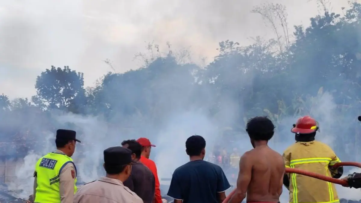 KEBAKARAN: Kebakaran yang menghanguskan tiga rumah di Desa Bologarang Kecamatan Penawangan.