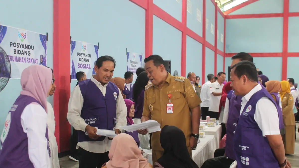 DILAUNCHING: Bupati Grobogan Setyo Hadi saat memantau meja posyandu per bidang. (INTAN MAYLANI/RADARPATI.ID)