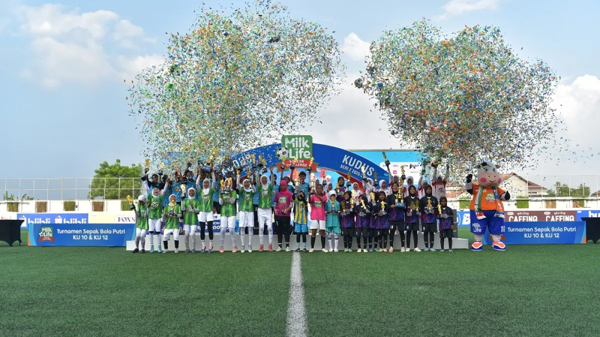  KAMPIUN BARU: Para pemain SDN 2 Jambean Pati berselebrasi di panggung juara setelah mengalahkan SDUT Bumi Kartini Jepara pada partai final. (MLSC UNTUK RADAR PAT)