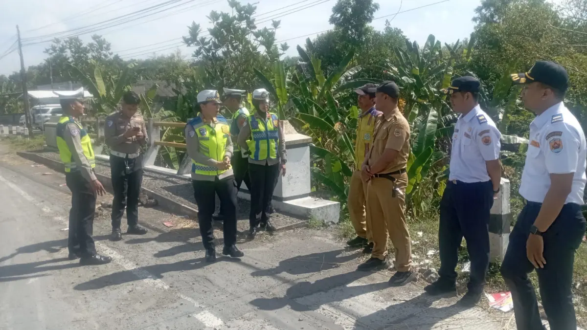 MENGECEK: Satlantas Grobogan dan tim gabungan saat melakukan survei lokasi longsoran Jalan Purwodadi-Solo tepatnya di Desa Ledokdawan Kecamatan Geyer.