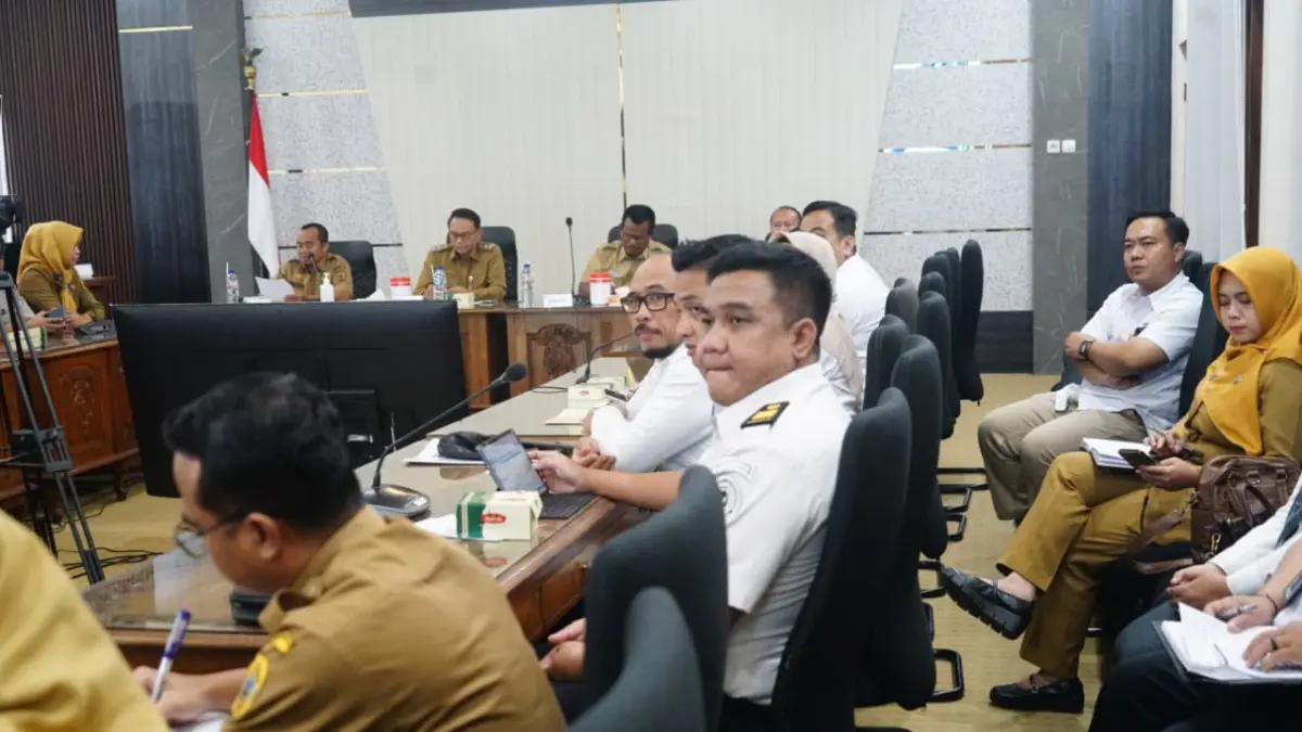 merintah Kabupaten Pati menggelar Rapat Koordinasi Evaluasi Gerai Mall Pelayanan Publik (MPP) dan Rapat Koordinasi Tim Satgas Percepatan Investasi Kabupaten Pati di Ruang Kembang Joyo Setda Kabupaten Pati pada Senin (25/5). (PROKOMPIM PAT) 