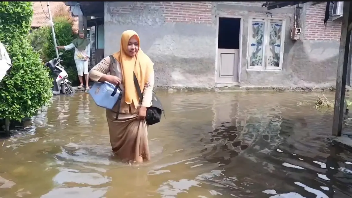 
DICEK: Bidan Desa Ketitangwetan, Batangan memeriksa salah satu warga di rumahnya pada Selasa (26/5). (ANDRE FAIDHIL FALAH/RADAR PAT)
