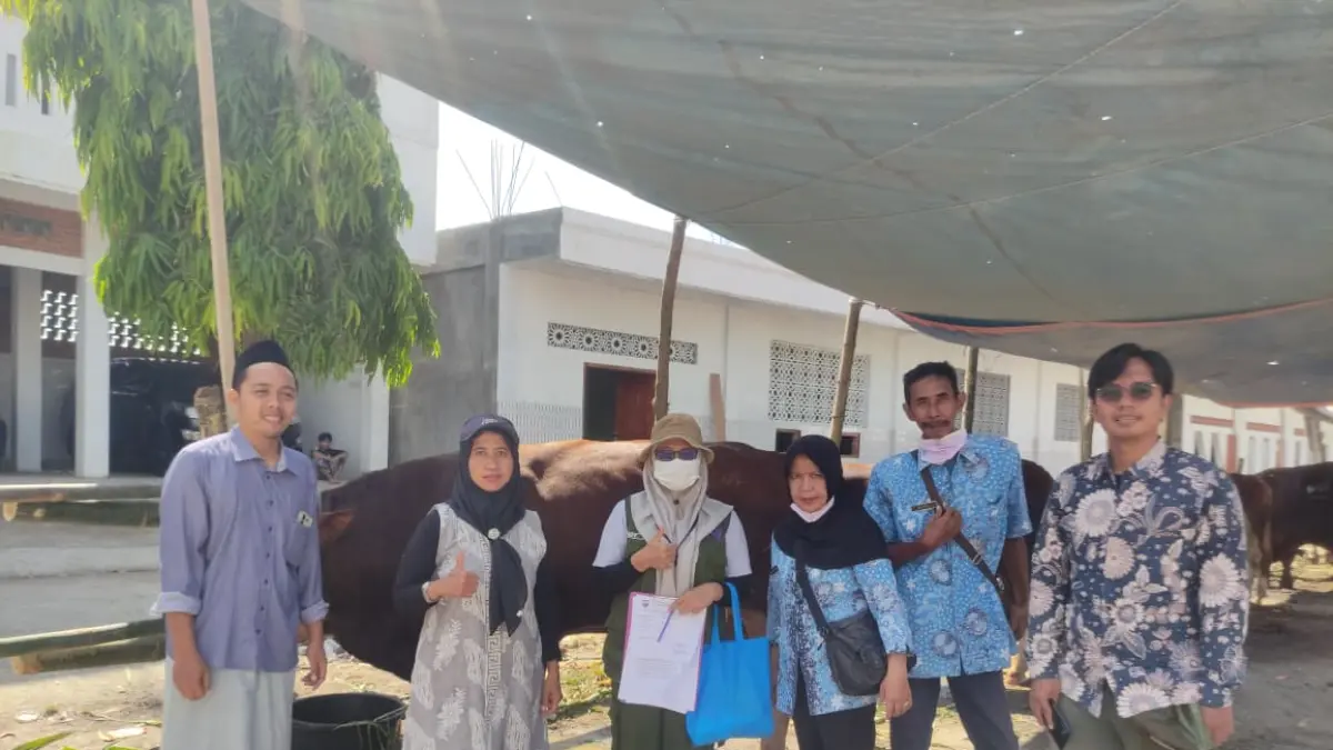 DIPERIKSA: Dokter hewan dari Dintanpan Rembang melakukan pemeriksaan hewan di pondok Gus Baha. (DINTANPAN UNTUK RADAR PATI)
