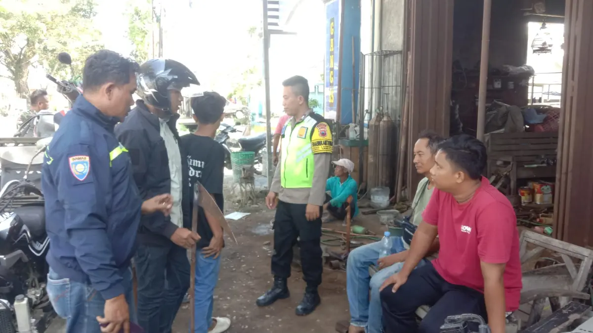 MERESAHKAN: Polisi mengamankan empat remaja yang Live Sosmed membuat Sajam. (POLRES KUDUS UNTUK RADAR PAT)

