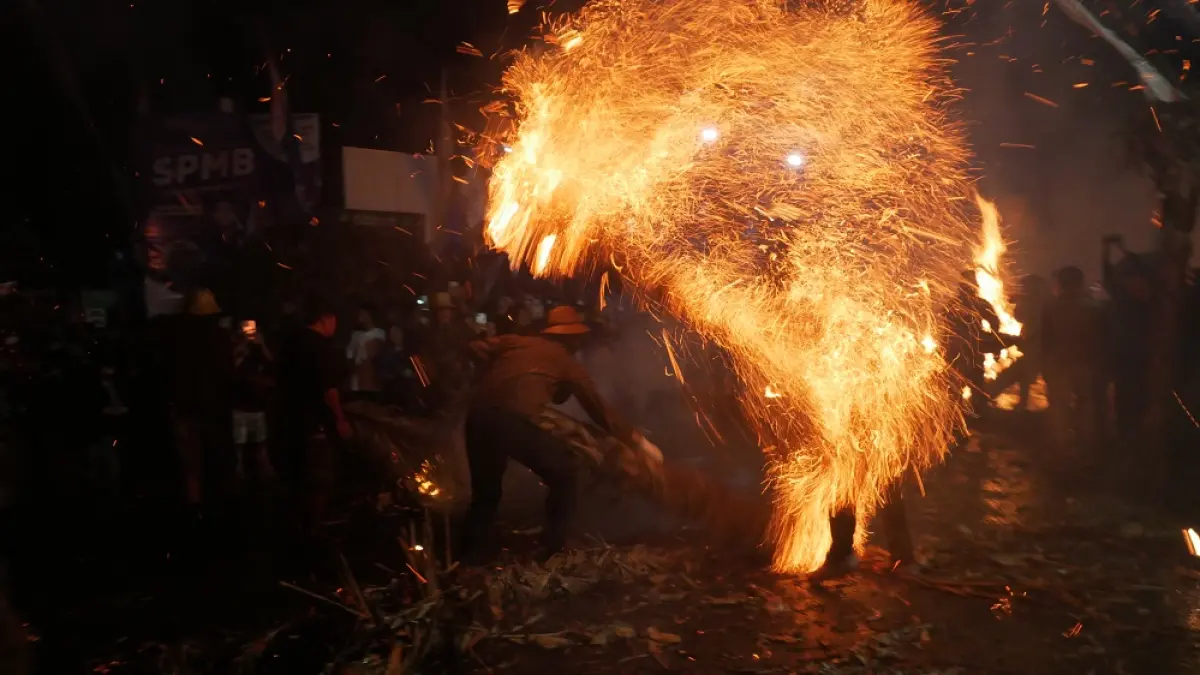 Perang Obor 2026 di Desa Tegalsambi, Jepara, tetap berjalan meski diguyur hujan. (FIKRI T/RADA PATI)