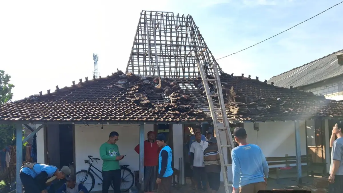 
RUSAK: Warga Desa Penanggungan, Gabus melihat kondisi rumah yang tersambar petir tadi malam. (ANDRE FAIDHIL FALAH/RADAR PAT)
