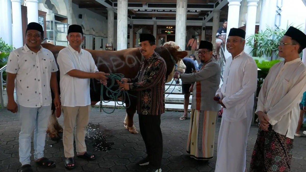 SUPER: Sapi bantuan dari Presiden Prabowo akan dipotong pada Rabu (27/5) usai Salat Iduladha, di kompleks Masjid Agung Baitul Makmur Jepara. (FIKRI THOHARUDIN/RADAR PATI)