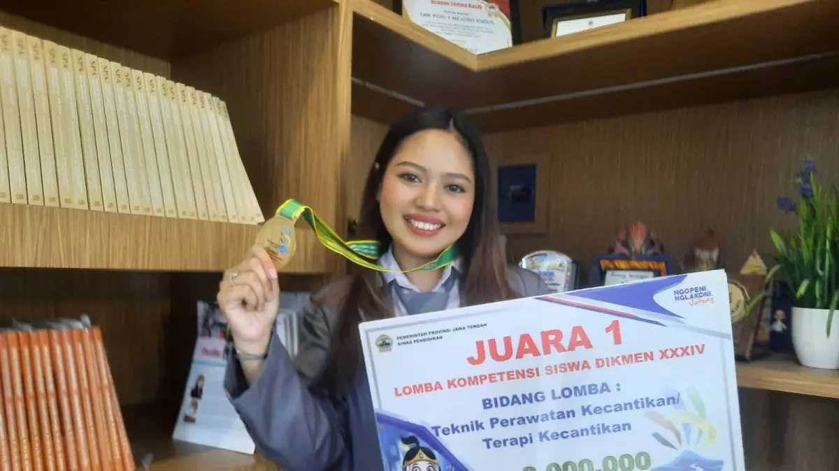TUNJUKKAN PRESTASI: Fahriya Agustini siswa SMK PGRI 1 Kudus menunjukkan piagam dan tropi juara. (INDAH SUSANTI/RADAR PATI)
