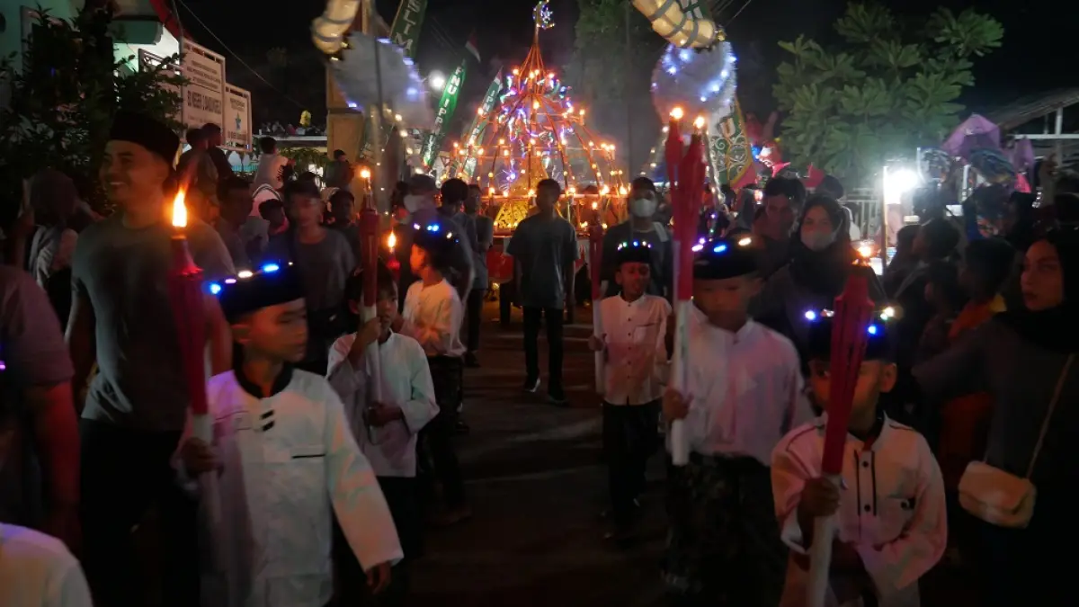 Kirab oncor di Kalinyamatan, Jepara, (26/5) pada malam Idul Adha. (FIKRI T/RADAR PATI)