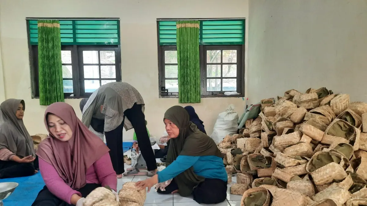 RAMAH LINGKUNGAN: Kemasan besek dan daun jati yang dipakai untuk tempat daging kurban di Masjid Jabalul Khoir Simpang Lima Purwodadi. (INTAN MAYLANI/RADARPATI.ID)