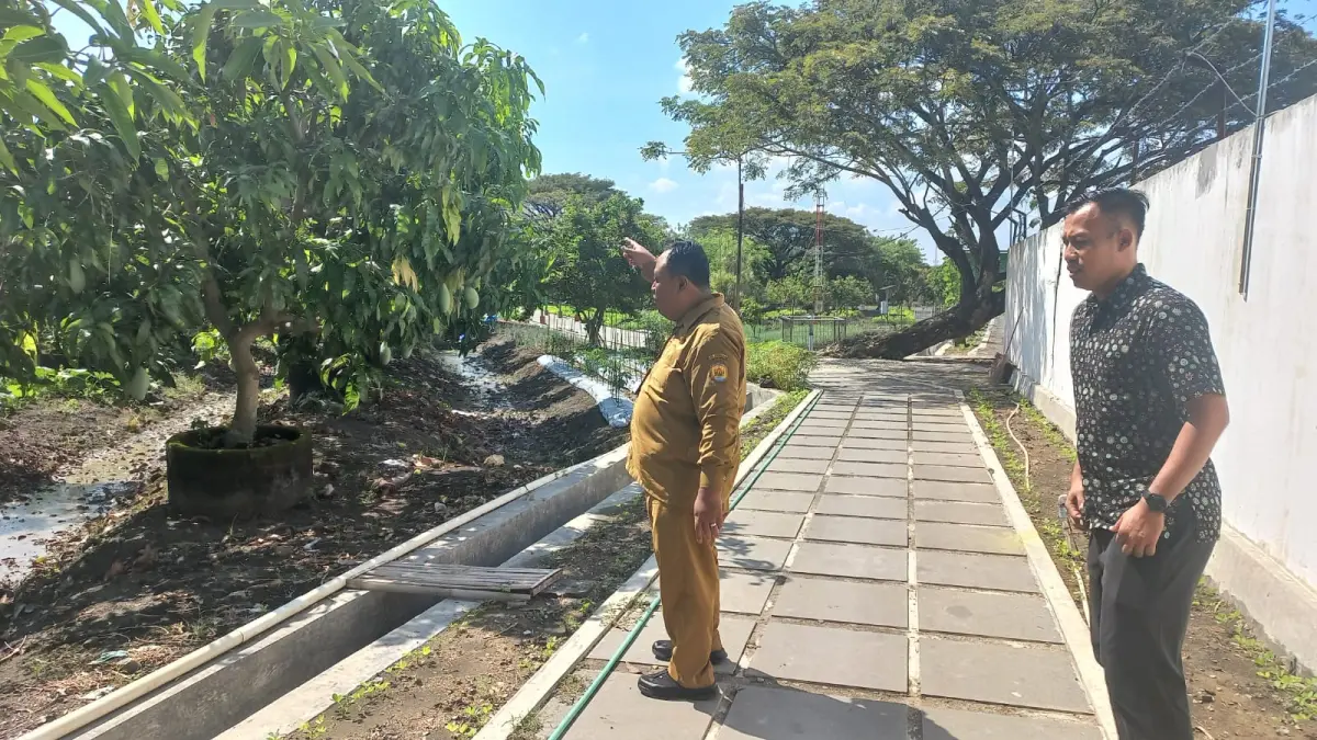 MENGECEK: Plt Kepala Dispertan Grobogan Kukuh Prasetyo Rusadi saat meninjau lokasi bakal Grobogan Agro Expo (GAE).
