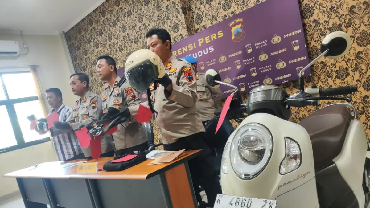 DIAMANKAN: Polisi menunjukkan barang bukti dari pelaku perampokan dan penganiayaan. (GALIH ERLAMBANG W/ RADAR PATI)
