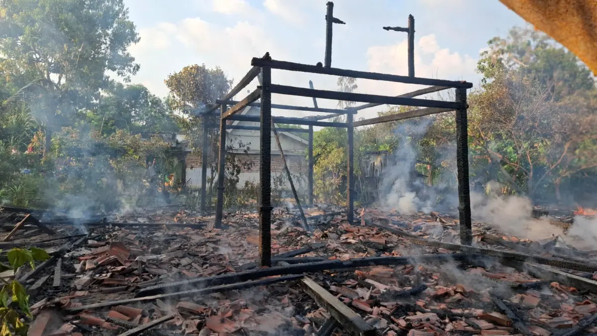 
HANGUS: Rumah milik Sukandar hang terbakar ludes di Dukuh Sentonorejo RT 01 RW 03, Desa Jiworejo, Kecamatan Jiken. (HUMAS POLRES BLORA)
