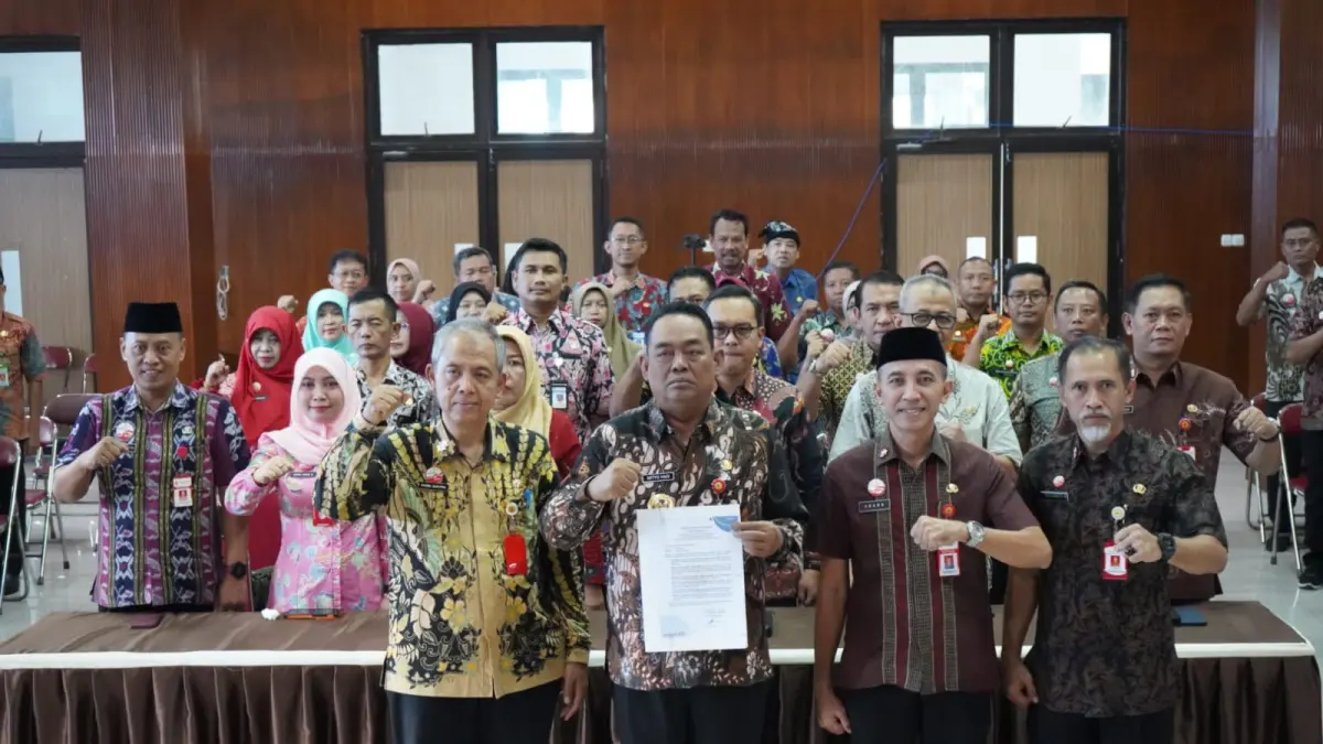 
HASIL AKHIR: Bupati Grobogan Setyo Hadi bersama sejumlah pejabat membuka pengisian JPT Pratama Grobogan beberapa waktu lalu. (SIROJUL MUNIR/RADAR PATI)
