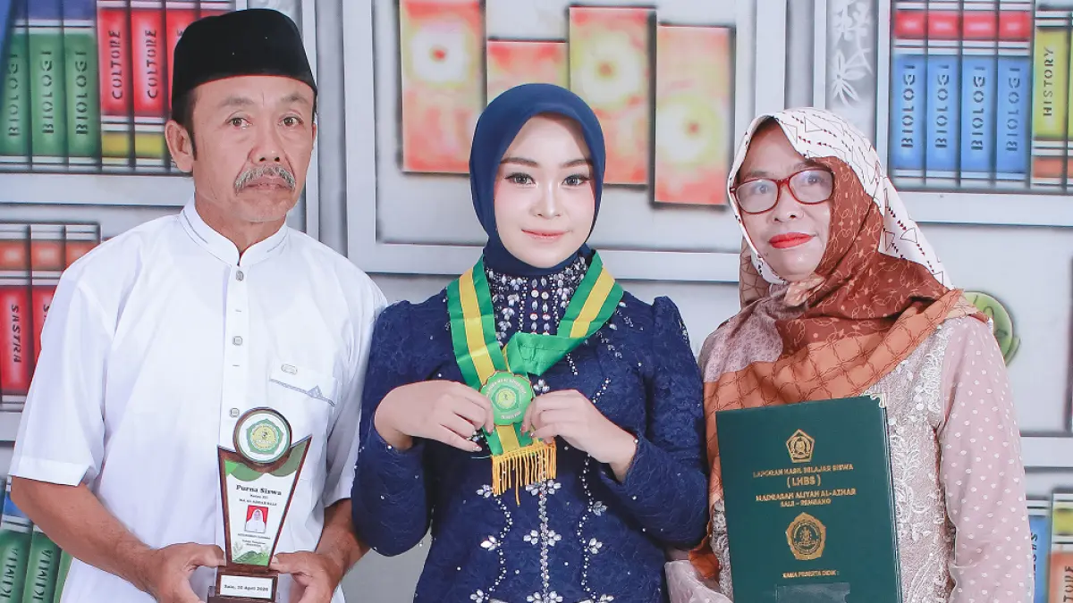RAIH IMPIAN: Farida Nur Choliffah (tengah) foto bersama kedua orang tuanya. (OLIF UNTUK RADAR PATI)
