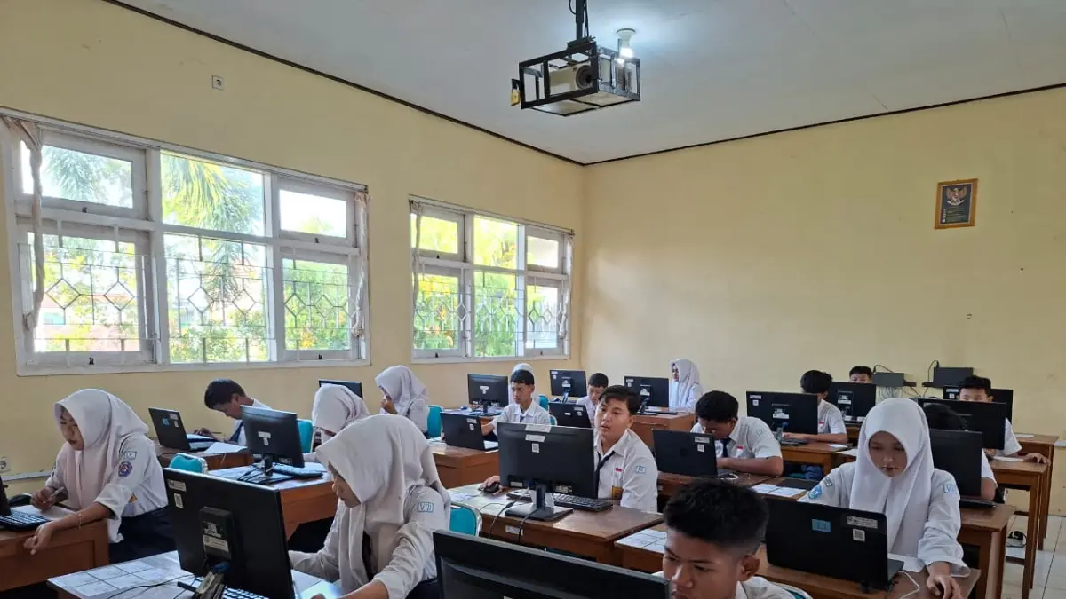 
SERIUS: Siswa SMP 2 Mejobo serius saat mengerjakan tes kemampuan akademik (TKA) baru-baru ini. (SMP 2 MEJOBO KUDUS UNTUK RADAR PATI)
