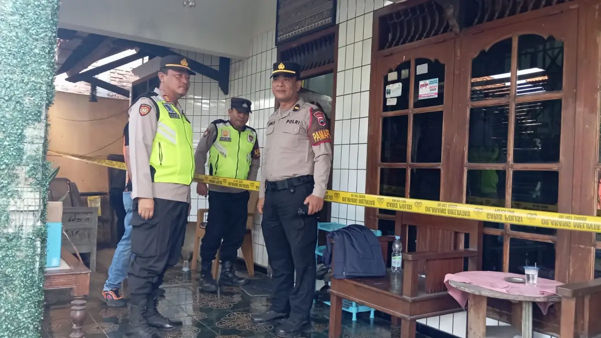 
WASPADA: Polisi melakukan pemeriksaan di lokasi perampokan di Desa Loram Wetan, Jati Kudus. (GALIH ERLAMBANG W/RADAR PATI)