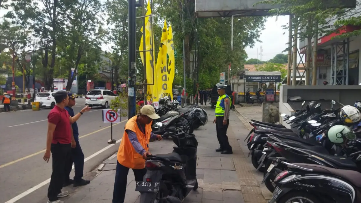 PARKIR: Parkir tepi jalan yang ada di Jalan R Suprapto, Purwodadi. (INTAN MAYLANI/RADARPATI.ID)