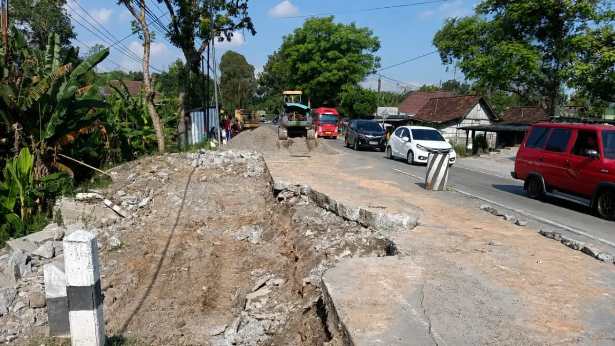 DIKERJAKAN: Kondisi Jalan Purwodadi-Solo tepatnya di Desa Ledokdawan Kecamatan Geyer mulai dilakukan perbaikan.
