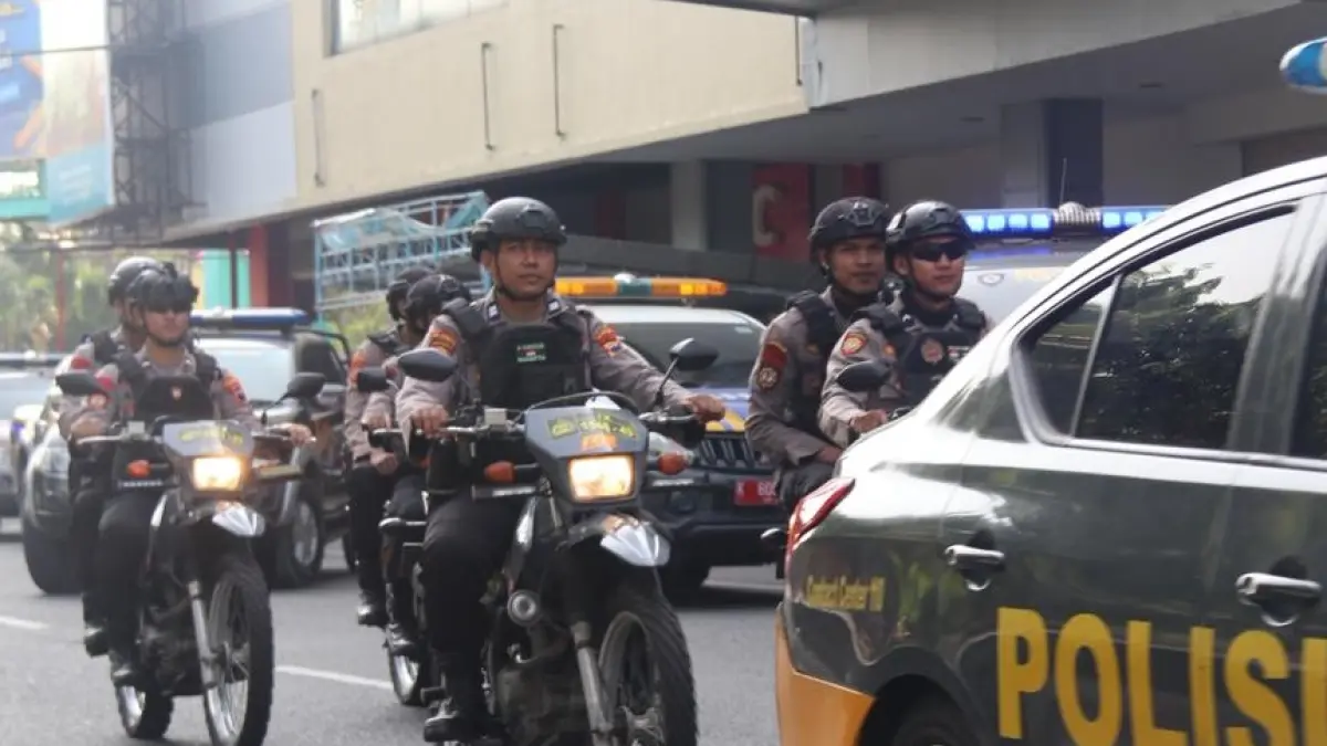 
DIPERKETAT: Personel gabungan berpatroli untuk meminimalisasi konvoi kelulusan sekolah. (POLRES KUDUS UNTUK RADAR PATI)