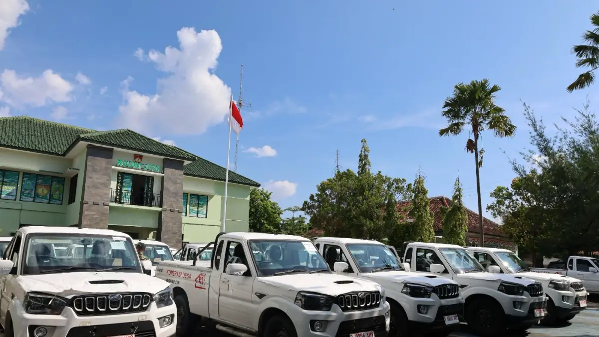 
DISTRIBUSI: Kendaraan operasional KDKMP di Kabupaten Rembang secara berjenjang terus di distribusikan penerima. (KODIM RBG UNTUK RADAR PATI)